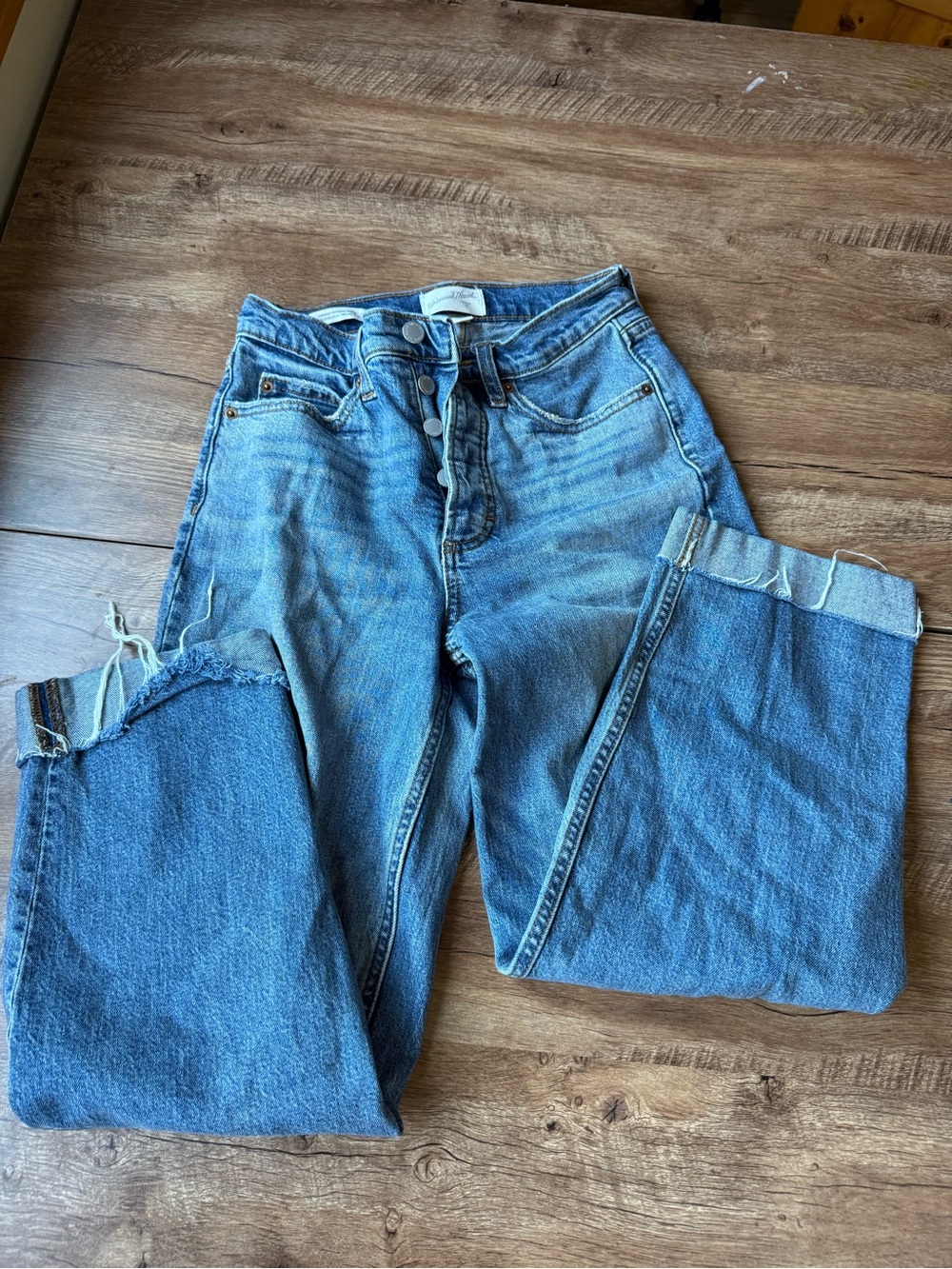 Universal Thread Blue High-Rise wide leg Jeans. 2Short